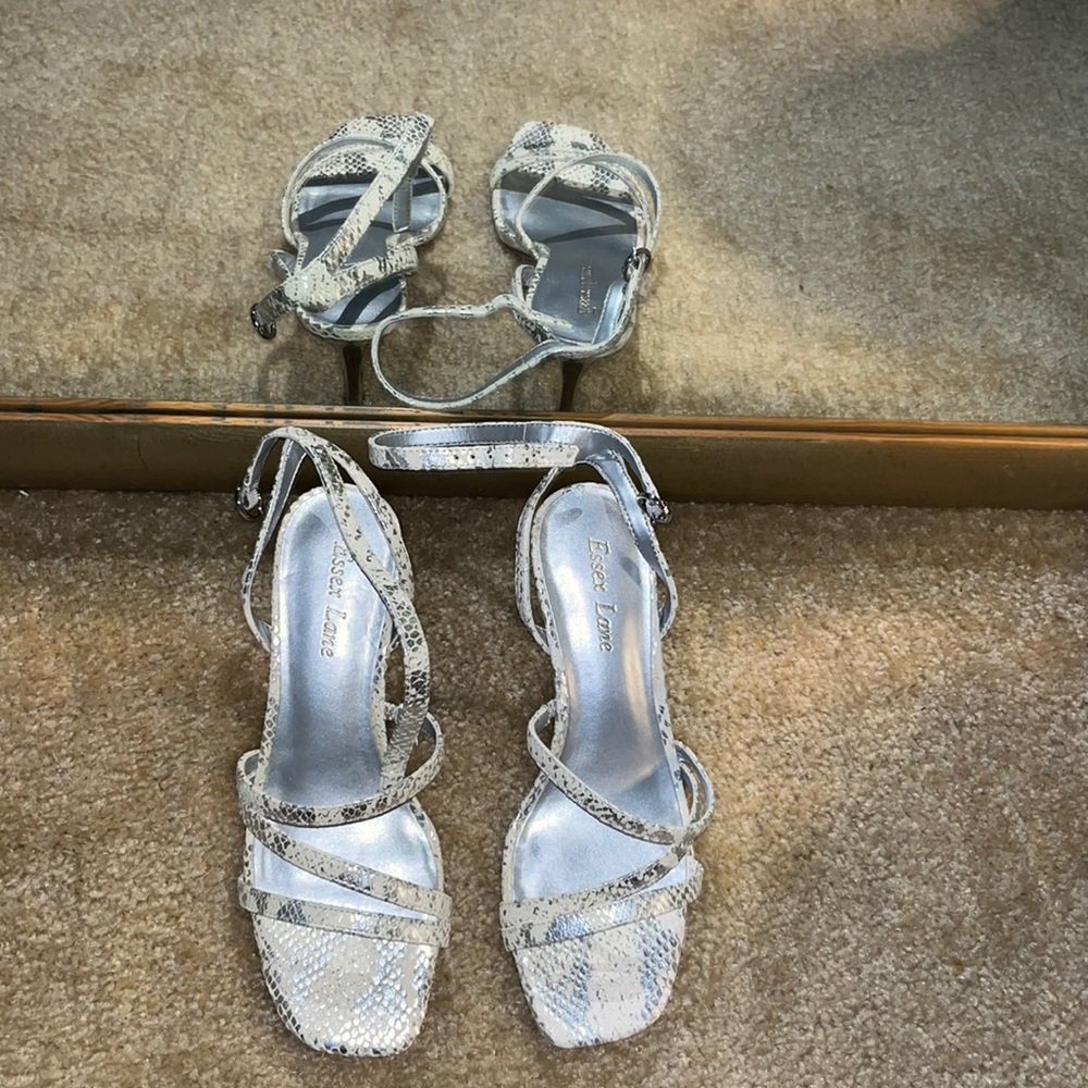 Shimmer, glow-beige with a silver reflection of crocodile print style heel